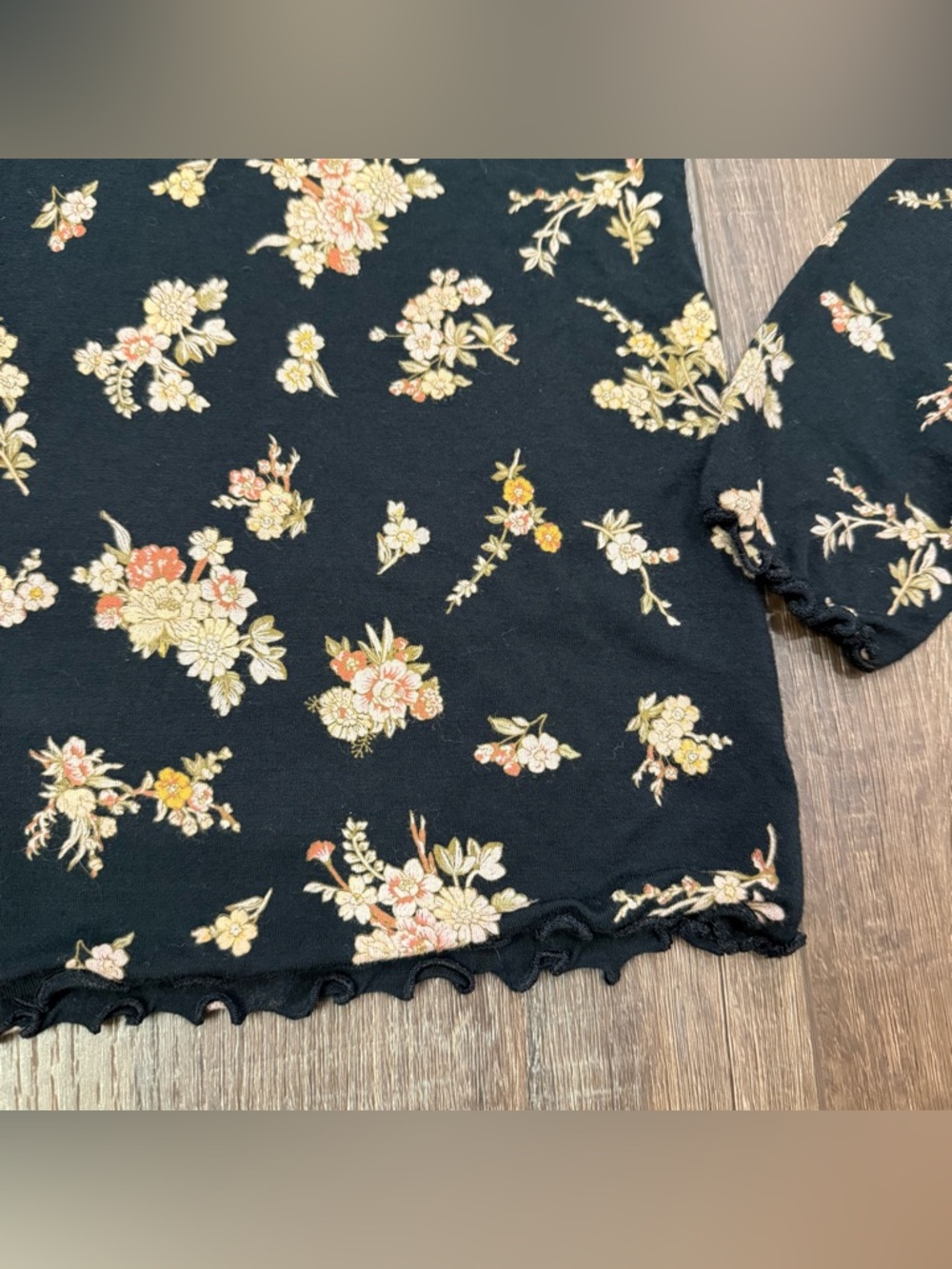 American Eagle soft and sexy floral black semi cropped long sleeve tee small - Picture 3 of 7